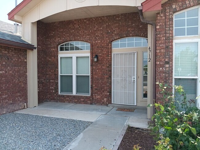 Foto del edificio - Spacious 4-bedroom, 2-bathroom home! Comin...