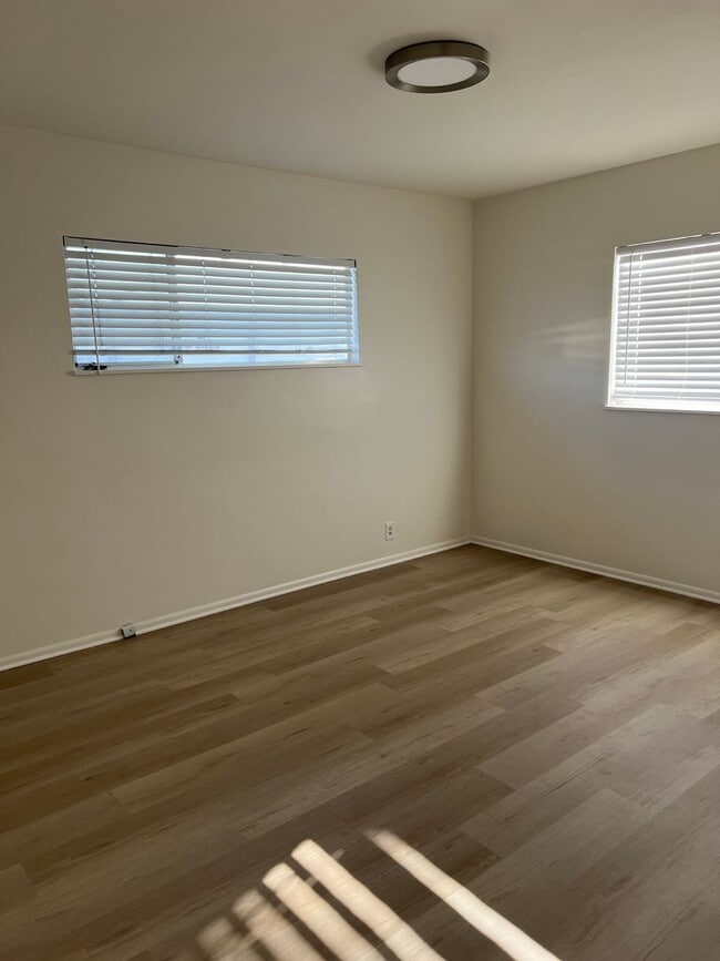 Building Photo - 2+1 Duplex in Ventura