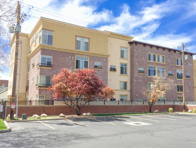 Building Photo - Incredible upper level 2 story condo