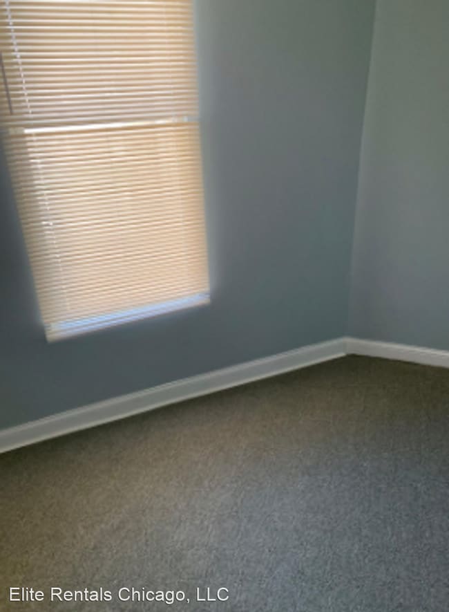 Building Photo - 3 br, 1 bath Apartment - 6610 S. Rhodes Ave.