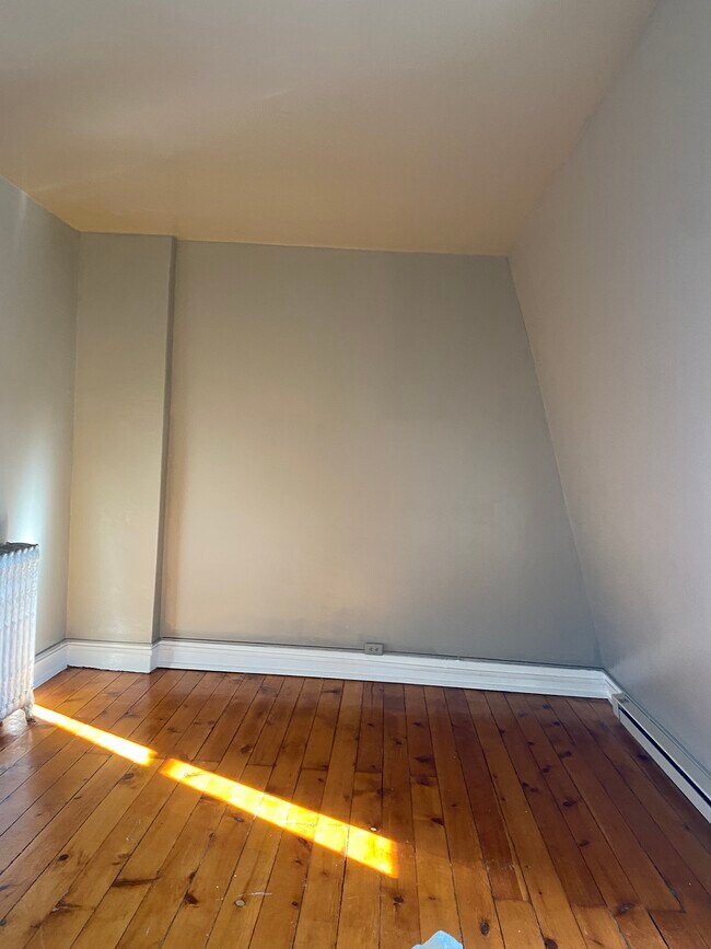 Dormitorio - 18 E Main St