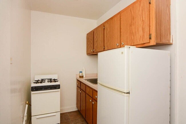 Building Photo - 4060 N Kenmore Ave