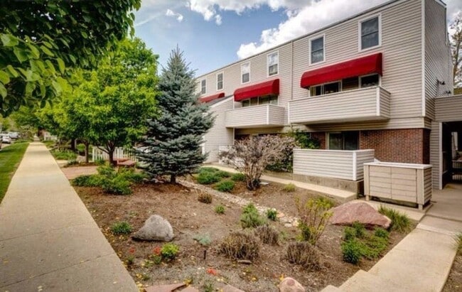 Foto del edificio - Two Story 2 Bed 1 Bath Condo In Central Boulder w/Brand New Kitchen.
