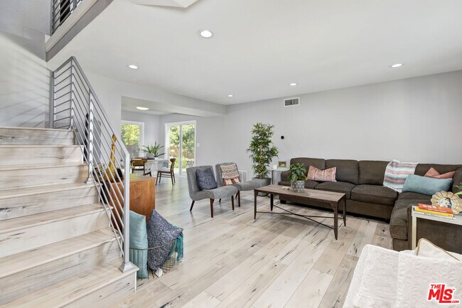 Building Photo - 628 Royalview St