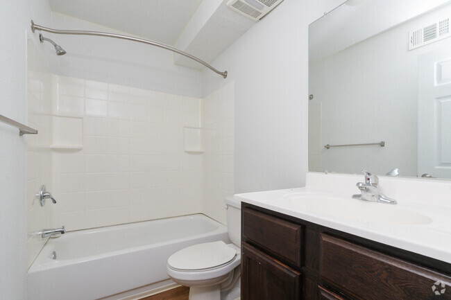 1BR, 1BA - 640SF - Bathroom - Hollywood/Shawnee Apartments