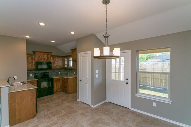 Foto del edificio - MOVE IN READY $200 OFF 1st month's rent -S...
