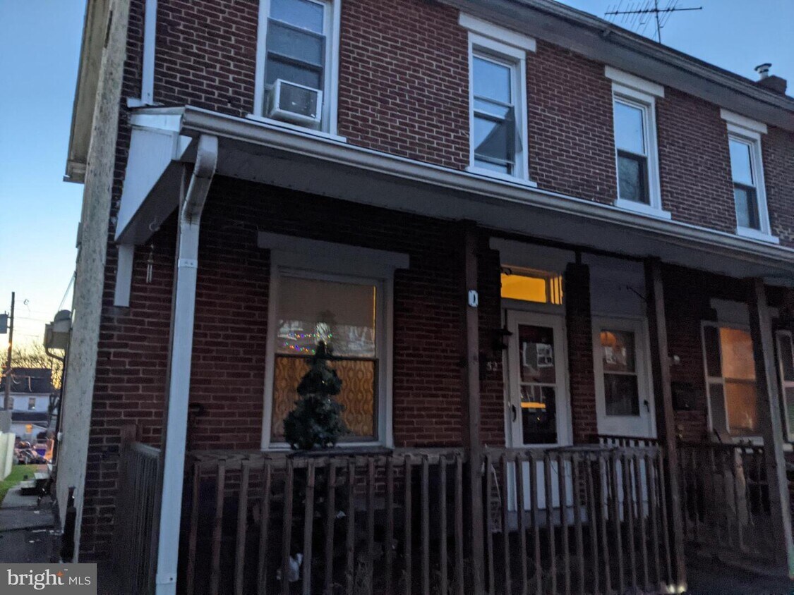 Primary Photo - 52 W 5th St