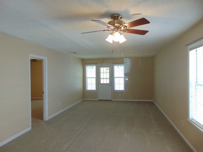 Building Photo - West Augusta Townhome Close to Medical, Shopping, and Dining