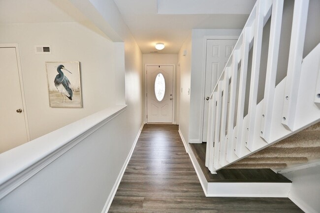 Building Photo - Beautifully Updated Townhome In Ocean Lake...