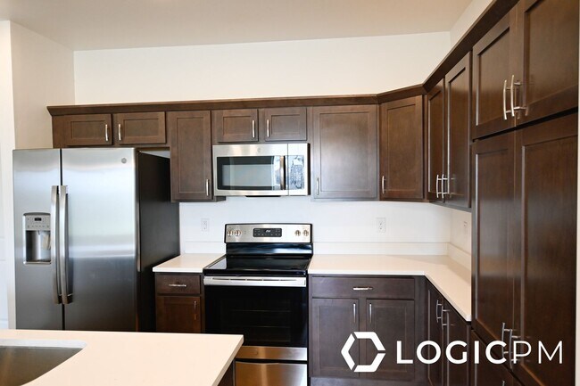 Building Photo - Stunning Townhome In Excellent Location!