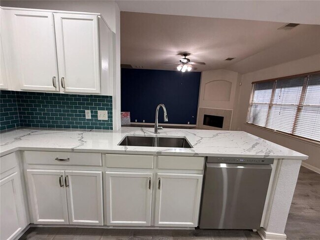 Foto del edificio - Beautiful 3 bed 2 bath house on corner lot