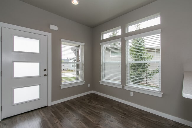 Foto del edificio - 2bdrm/1bthrm Tiny House  ~ Landscaping Included!
