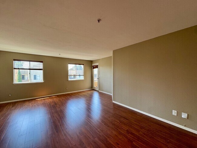 Foto del edificio - Beautiful 2B/2BA Condo in UTC!