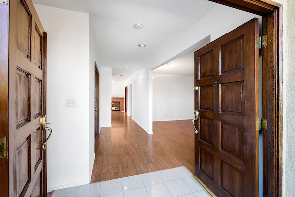 Entryway - 439 S La Peer Dr