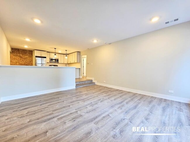 Building Photo - 2 bedroom in CHICAGO IL 60610