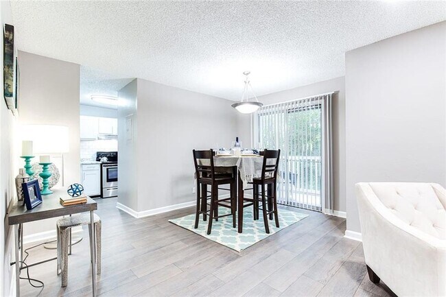 Foto del edificio - 5151 Beverly Glen Village Ln