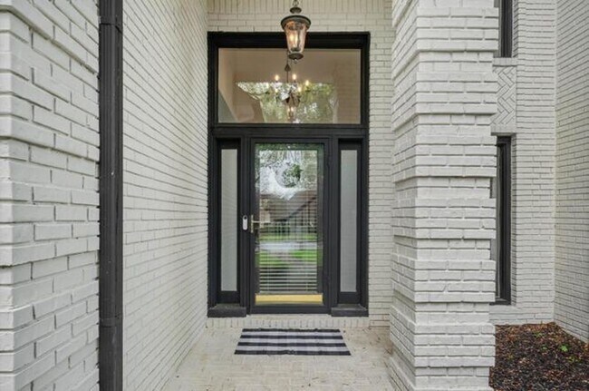 Building Photo - Charming 4 BR/ 2.5 BA in the heart of Coll...