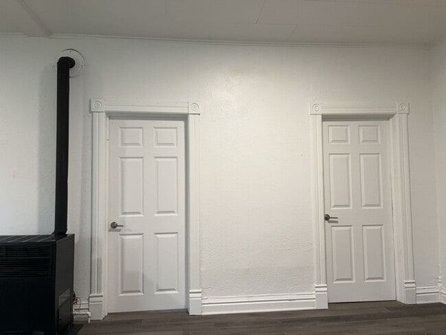 Building Photo - 3 Bedroom Home for Rent, New kitchen, windows, flooring, and lights!