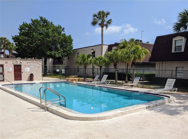 Building Photo - 9113 W Hillsborough Ave