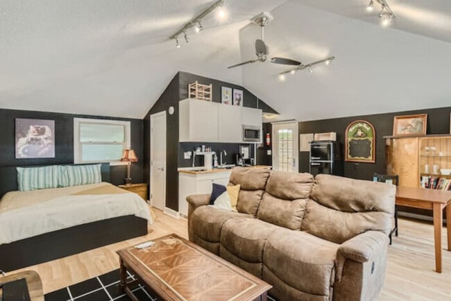 Building Photo - Cozy, Eclectic, Quiet Studio! Walk to the ...