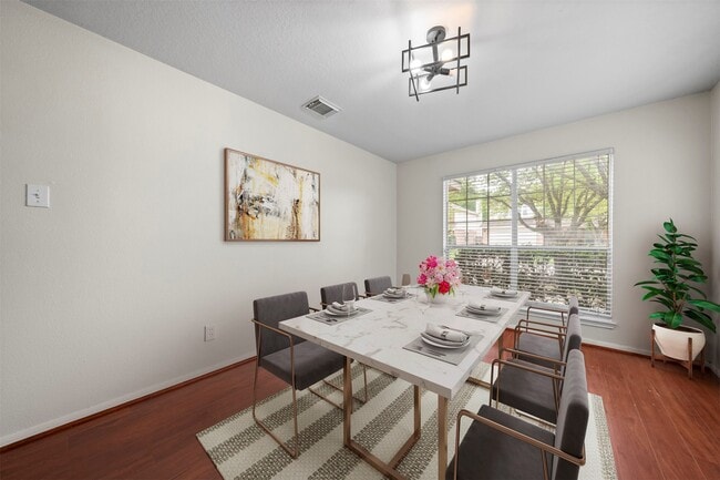 Foto del edificio - 3318 Forest Willow Ln
