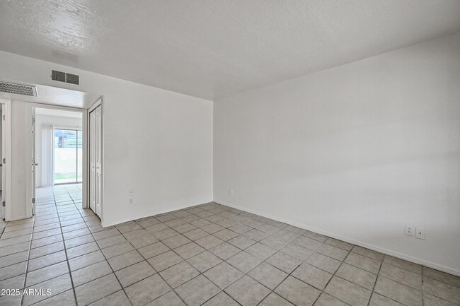 Building Photo - 2901 E Campo Bello Dr