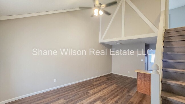 Building Photo - Cute Townhouse Available!