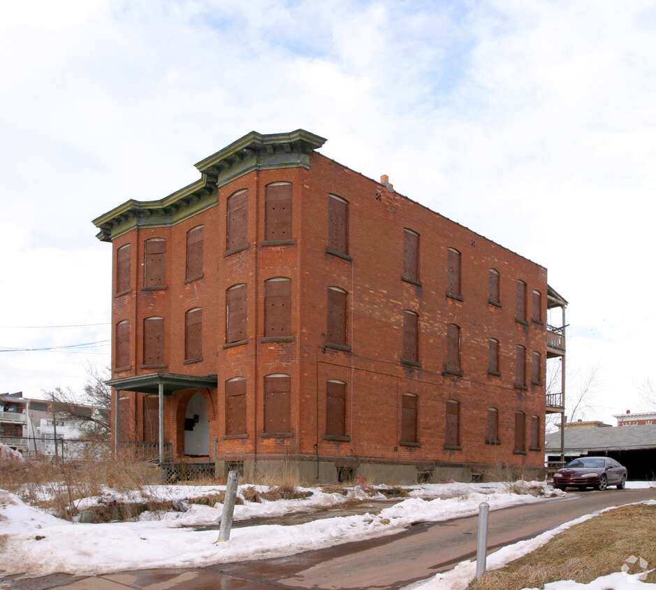 Building Photo - 42 Belmont St