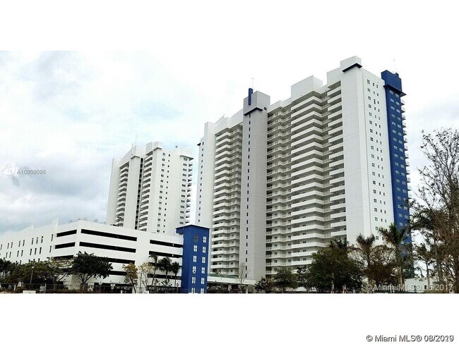 Foto del edificio - 15051 Royal Oaks Ln