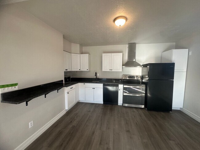 Building Photo - 3 Bedroom, 1 bath, 1 car garage, walkout basement apt