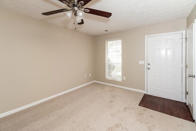 Foto del edificio - 6800 Hidden Lake Dr