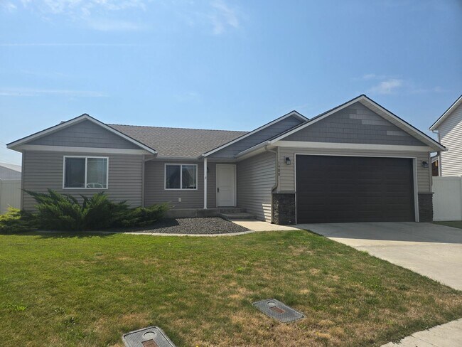 Foto del edificio - Charming 3-Bedroom Home in Post Falls