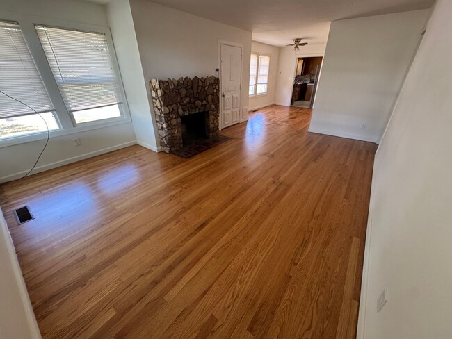 Building Photo - Large 3 bedroom 2 bath