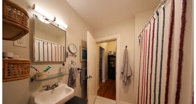 Foto del edificio - 1728 Beacon St