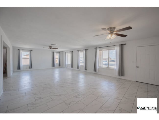 Building Photo - Live large in this stylish 4/2 Phoenix House!