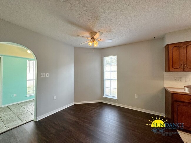 Building Photo - Lovely 3 Bedroom Home in Fort Walton Beach