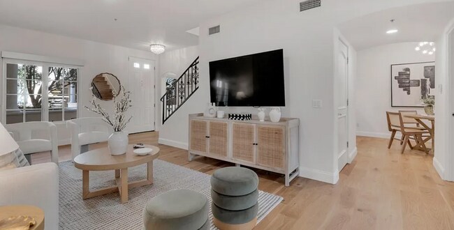 Foto del edificio - Hidden-Gem Townhouse in WeHo: 2 Bed/2.5 Bath, Private Entrance + Patios, 2 Parking, Norma Triangle