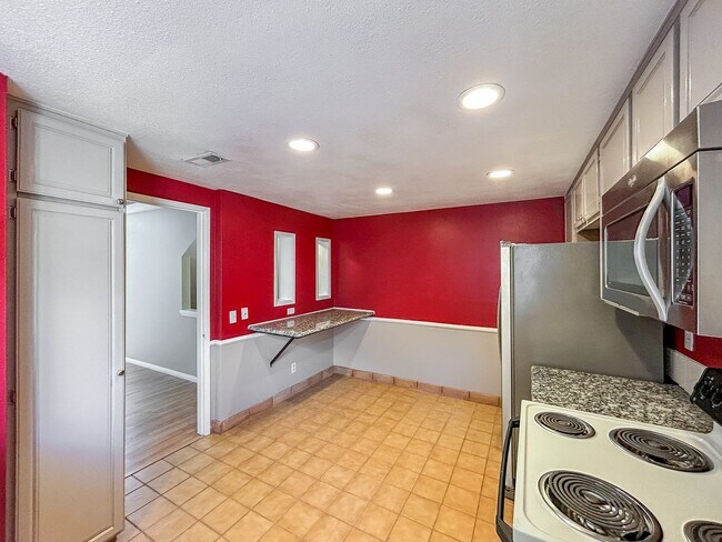 Foto del edificio - Beautiful 2BD/2.5BA Townhome W/ A/C and Attached Garage in Bay Ho!