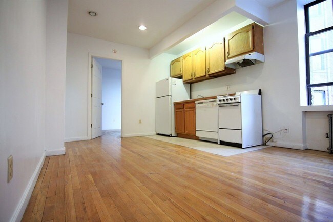 Building Photo - 311 W 95th St