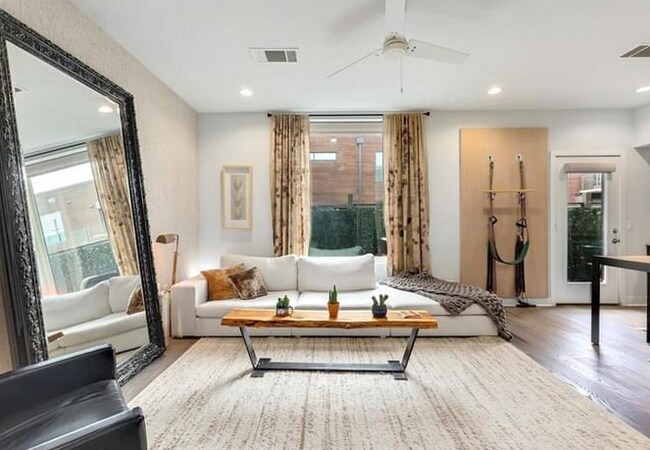 Building Photo - 1800 E 4th St