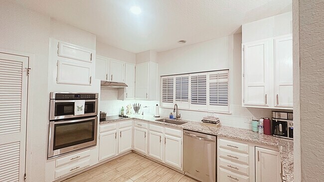 Amplia y luminosa cocina - 8103 N New Braunfels Ave #5