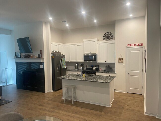 Foto del edificio - Gorgeous 3 Bed 2 Bath Home in La Cima with Fenced Yard!