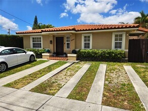 Building Photo - 2652 SW 31st Ct