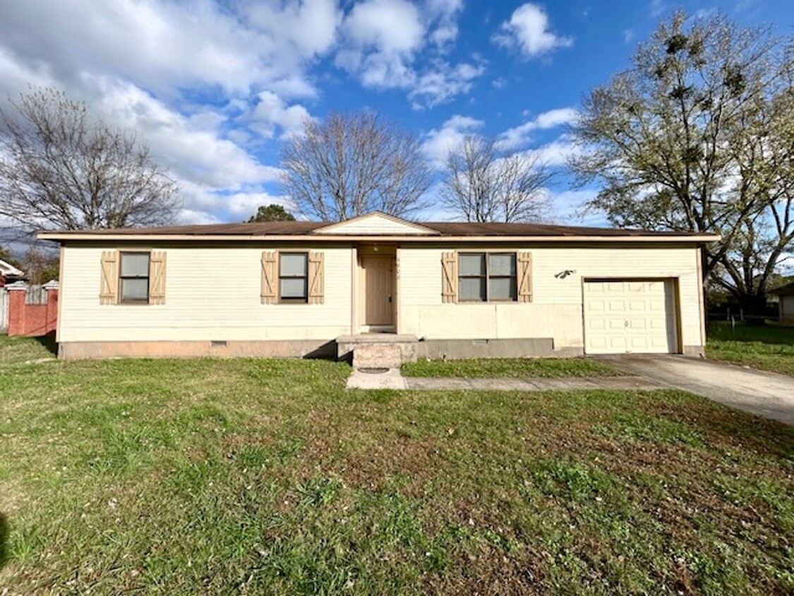 Primary Photo - Beautiful Craftsman Style Home - Move in r...