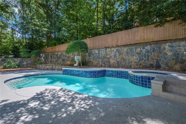 Building Photo - 1685 Brandon Hall Dr