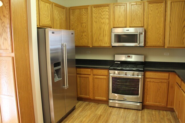 Building Photo - 566 Cary Woods Cir