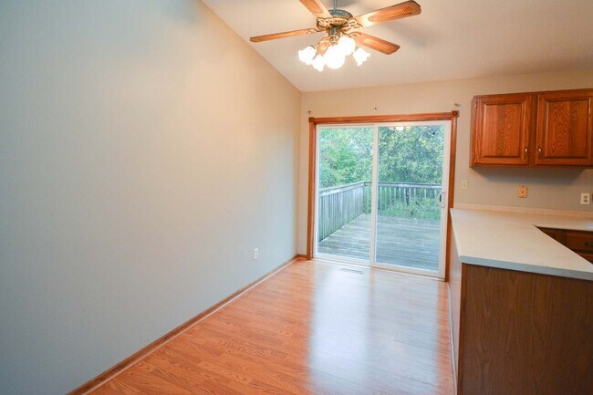 Building Photo - Great 4br home with large fenced yard in q...