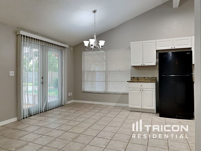 Building Photo - 817 Valley Hill Dr