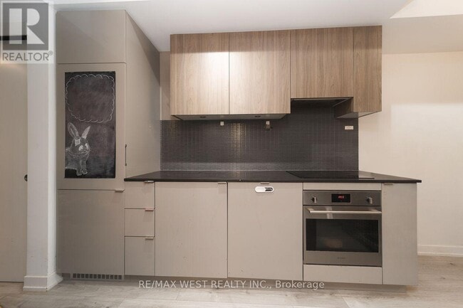 Building Photo - 161 Roehampton Ave