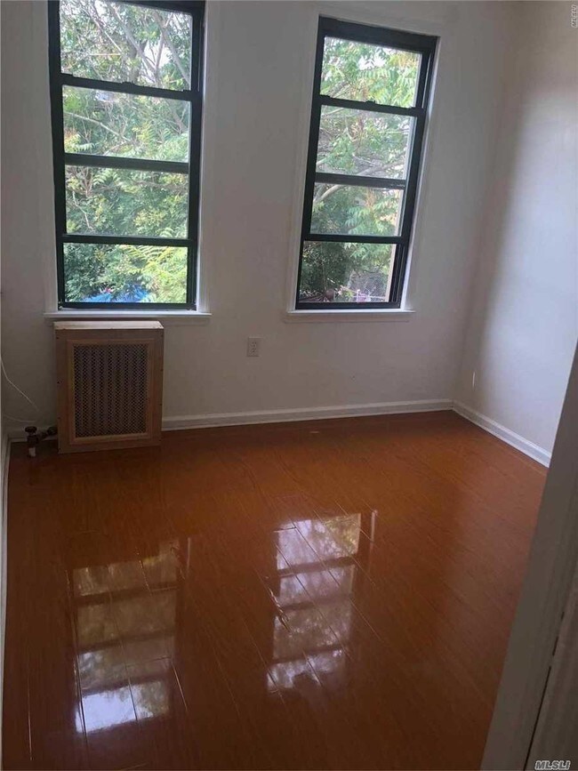 Foto del edificio - 57-32 Waldron St